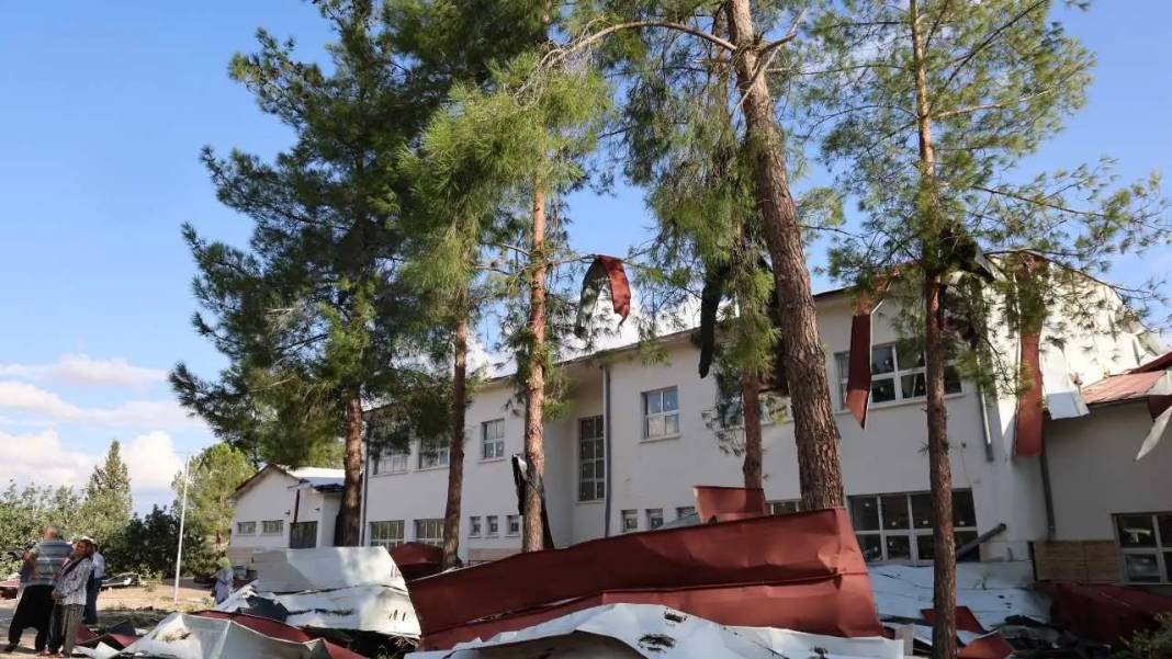 Adana’da Hortum Dehşeti: Çamlar Devrildi, Çatılar Uçtu! 4